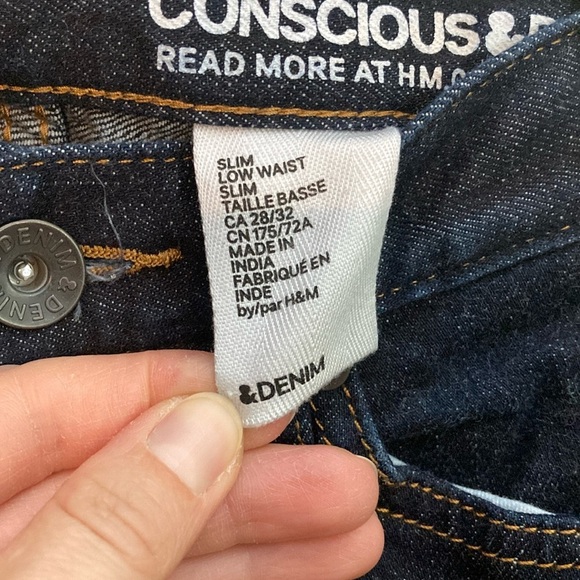 H&M & denim dark blue women's jeans with a distressed look on the front. - Picture 2 of 7